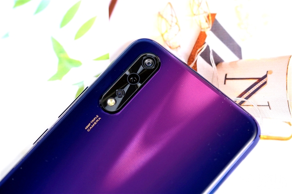 4800万AI三摄仅1598元 vivo Z5开箱图赏