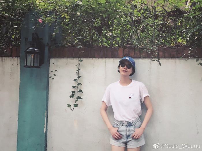 李亚鹏女友街头拍美照，大长腿比王菲惊艳，五官撞脸高圆圆？