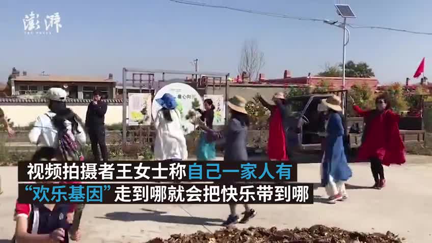 国庆旅游遇堵车，大妈们即兴跳起广场舞