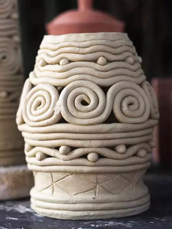 灵活多变的泥条盘筑法是最古老的陶器成型手法,弯曲变