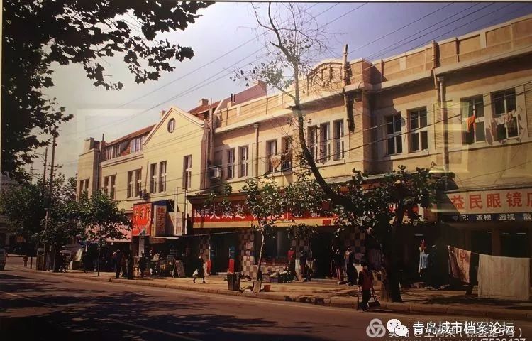 毛卫东镜头下的老青岛胶片时代的街里记忆