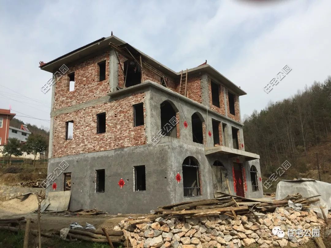 房屋主体采用砖混结构,为了增加房屋的造型感,正面采光窗顶部砌成半