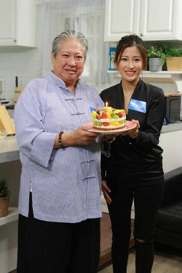 洪金宝儿媳和闺蜜庆生，合照巧遮孕肚，细节暴露已怀第三胎？