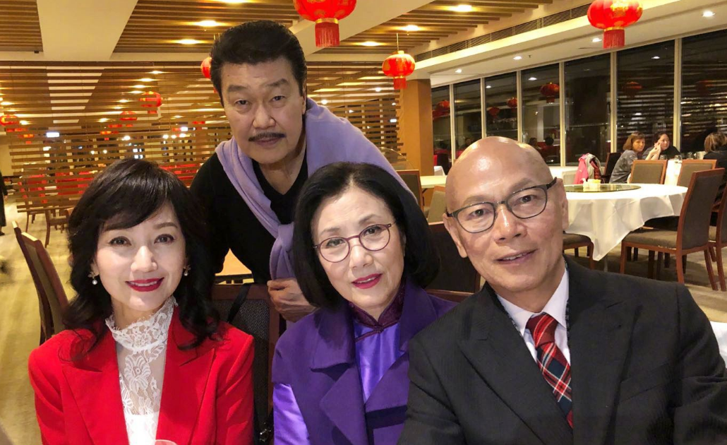 汪明荃接受采访，少女心十足玩转新潮app，情商超高反赞主持人