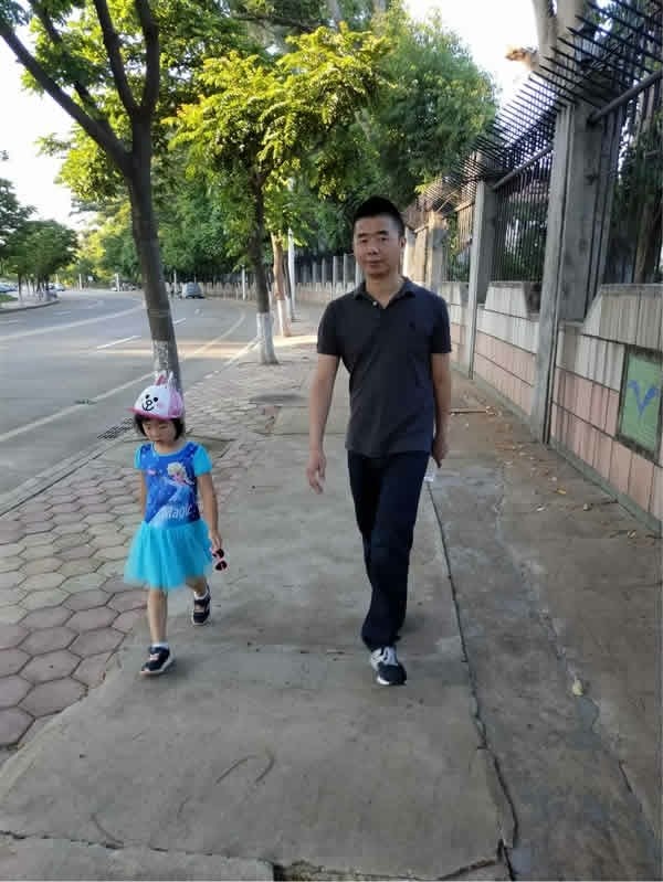 黄章现身魅族社区：晒游艇遛娃照，称新产品即将登场