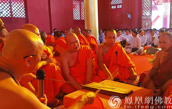 祜巴提卡达希长老带领僧众念大经（图片来源：凤凰网佛教 摄影：耿马洞景佛寺）