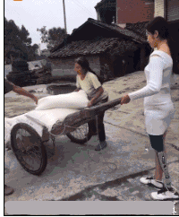 搞笑gif: 妹子,你在好奇什么 这里是男厕所