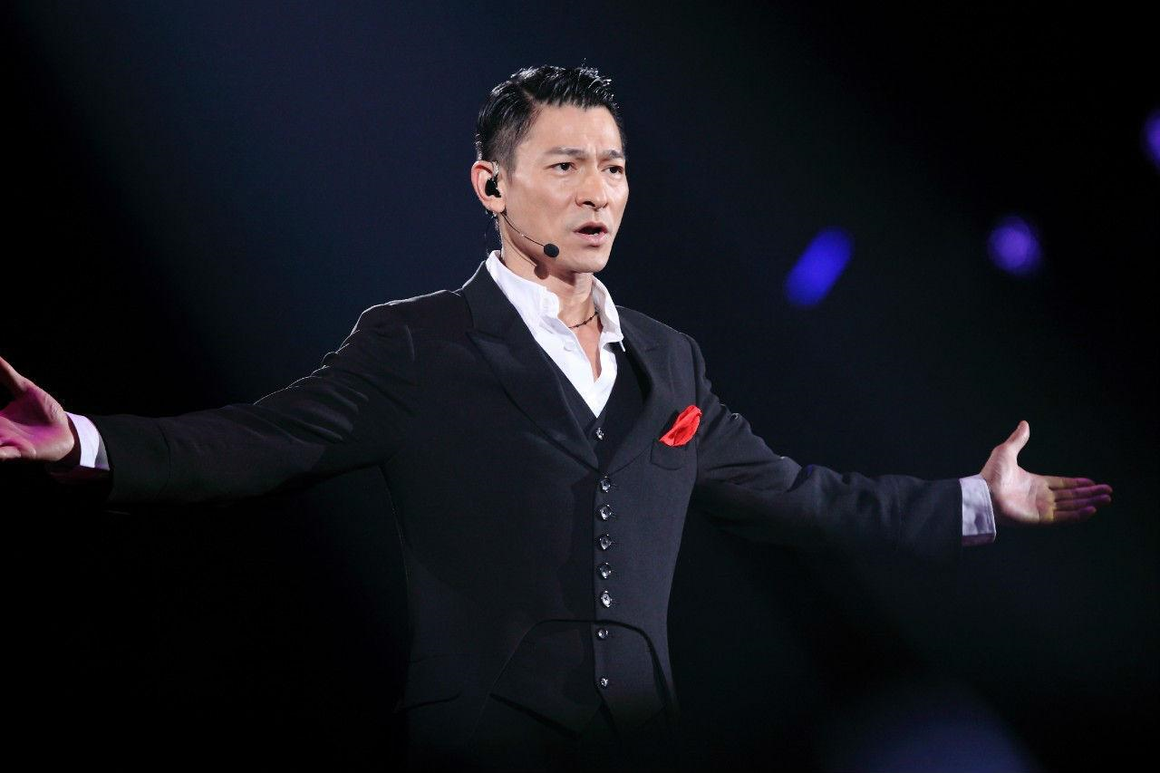 刘德华携妻女返港，一家带超10件行李，多名保镖护送阵势太大