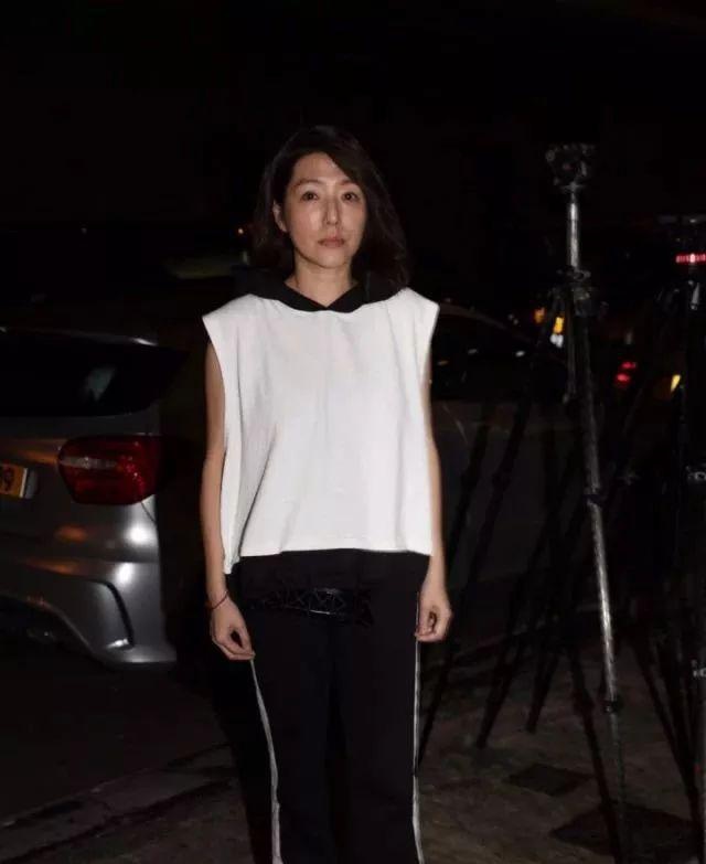 梁舜燕设灵众星致祭，干儿子李克勤神情哀伤，周润发刘德华送花圈悼念