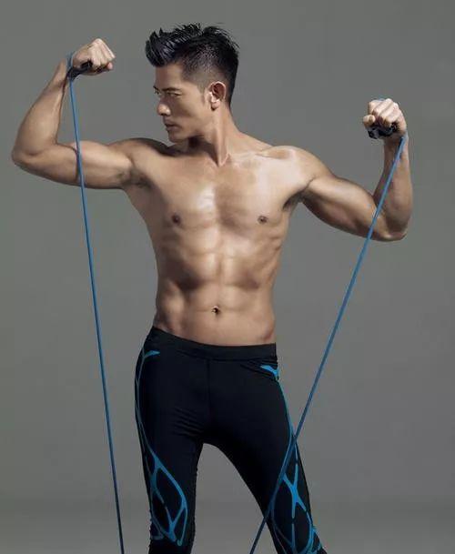 虎背熊腰，五五分比例…她这身材也能代言内衣？