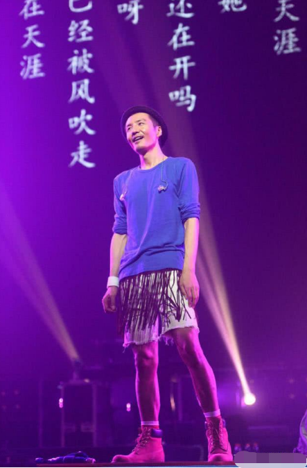 46岁朴树罕露面，突破自我穿超短裙裤，网友：身材像女团成员