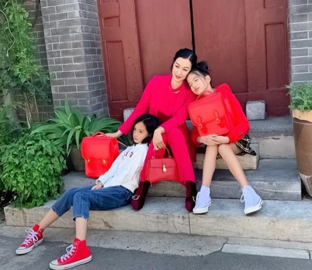 钟丽缇晒22岁大女儿度假照 穿深V连衣裙身材丰满傲人