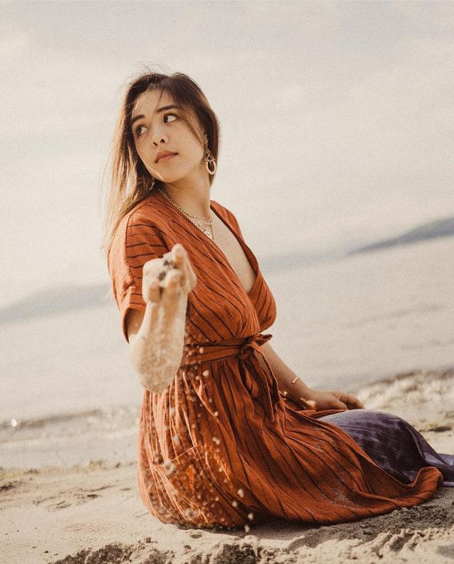 钟丽缇晒22岁大女儿度假照 穿深V连衣裙身材丰满傲人