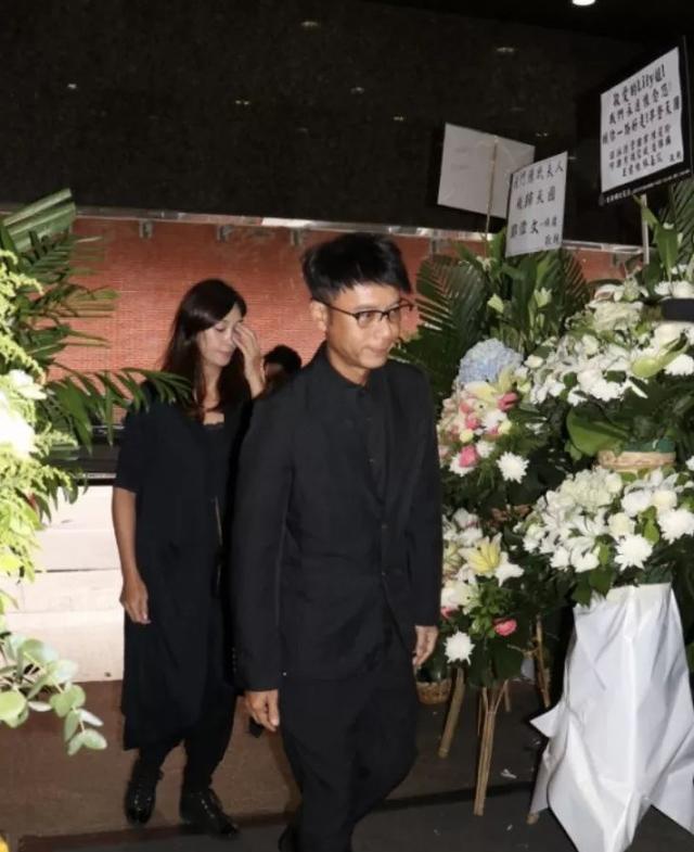 梁舜燕设灵众星致祭，干儿子李克勤神情哀伤，周润发刘德华送花圈悼念