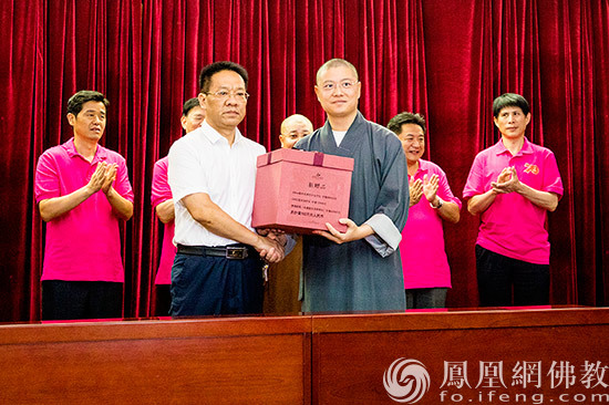 厦门南普陀寺慈善会副会长兼秘书长弘来法师代表慈善会捐赠100万元医疗设备（图片来源：凤凰网佛教 摄影：南普陀寺）