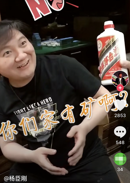 唱《老鼠爱大米》的他也变网红，近照豪气开游艇出海