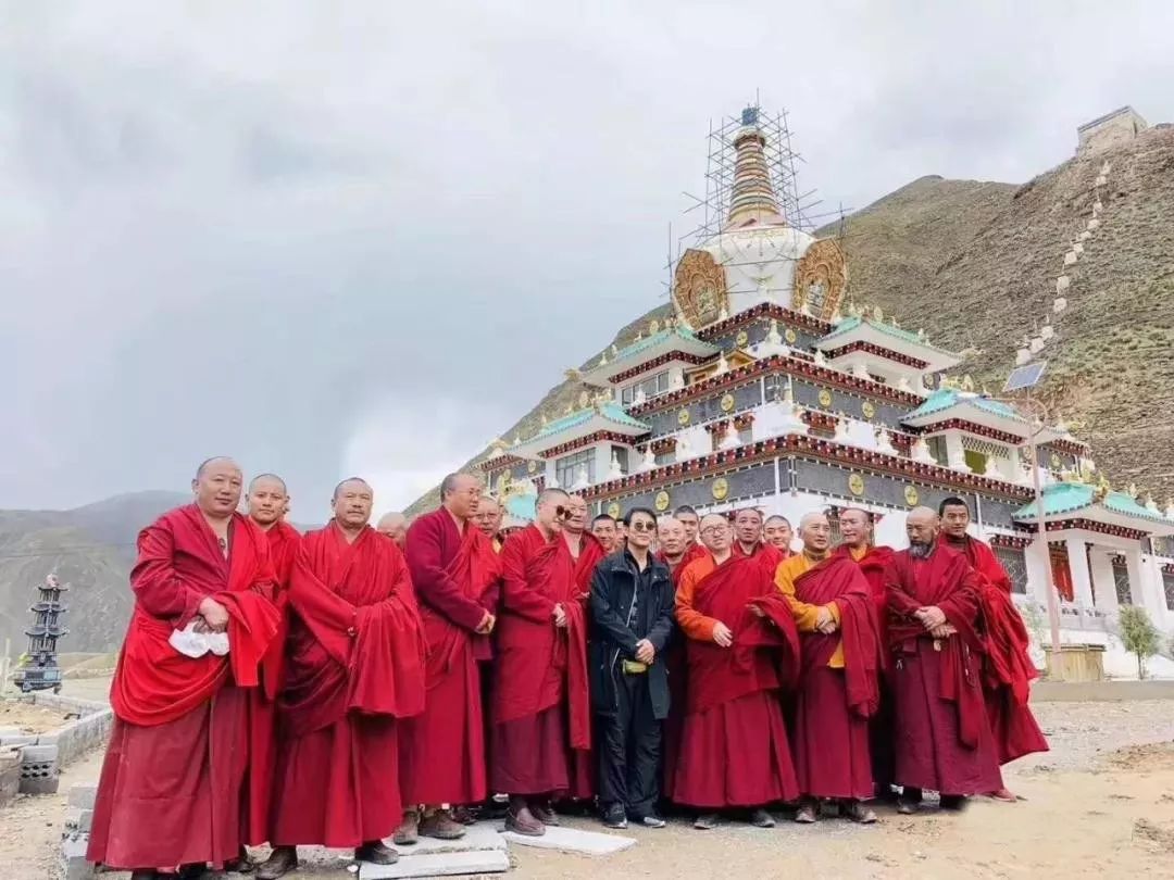 李连杰朝拜的秋英多杰仁波切肉身不坏金刚法体,至今仍在不断生出舍利