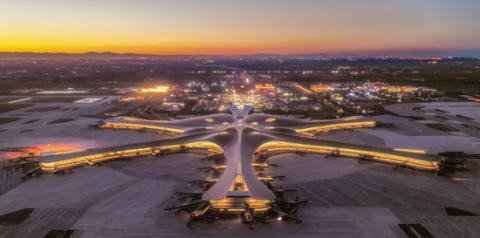 6月30日,北京大兴国际机场,机场航站楼全景夜景鸟瞰.视觉中国供图