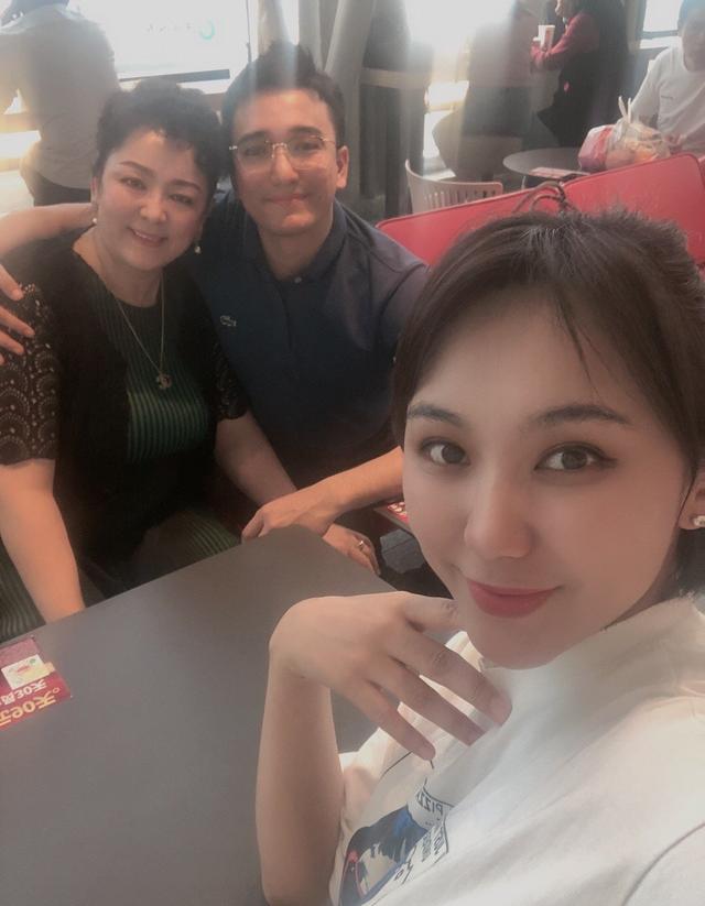 娜扎升级当小姨！姐姐产后晒萌娃挡脸仍显可爱