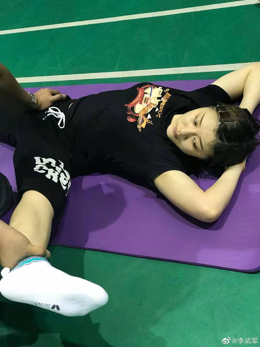 陈梦与男队医训练,姿势不雅引争议,网友:怪不得奥运村放安全套