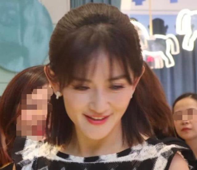 38岁谢娜自曝和张杰分工教育女儿，1岁半女儿已会跳会走