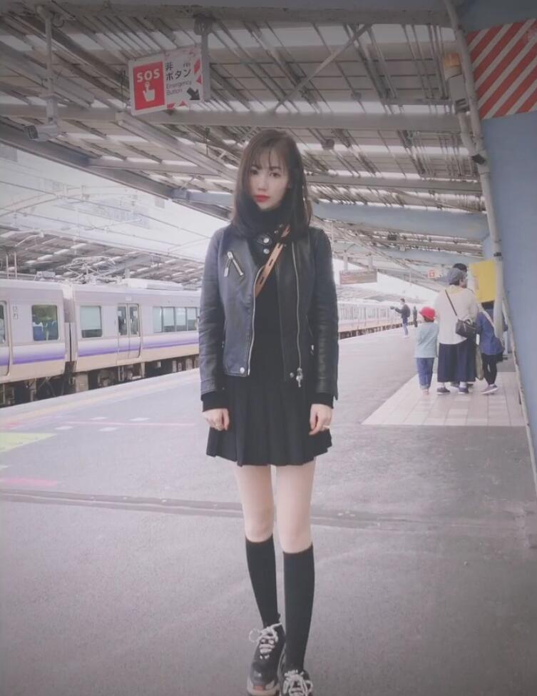 马蓉再去日本散心，地铁站拍照大秀美腿（组图） - 4