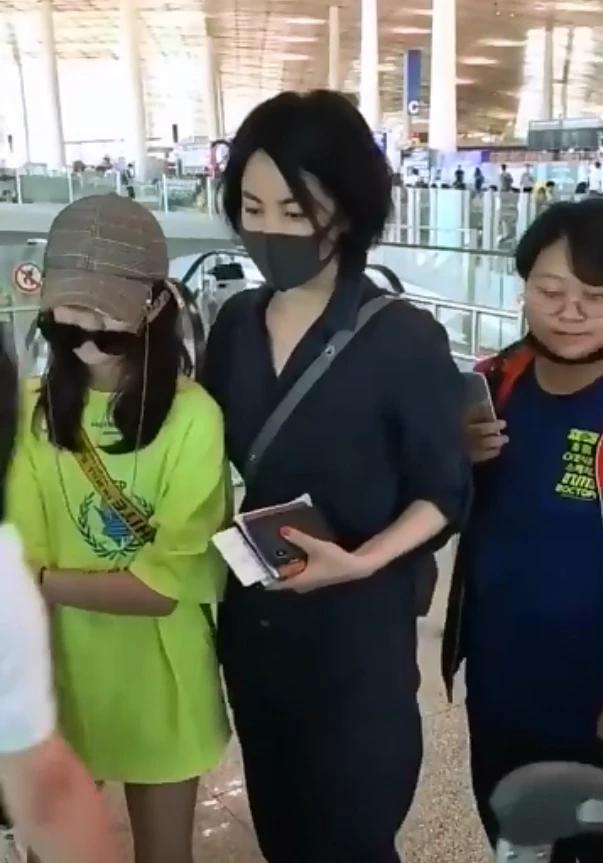 学母亲“叛逆”？窦靖童14岁辍学搞音乐！今却把脸上纹身洗掉了？