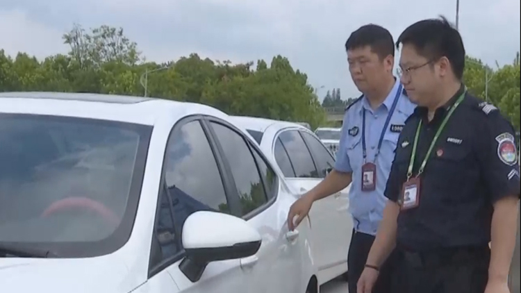 车主赶飞机忘熄火！车停机场发动了40小时