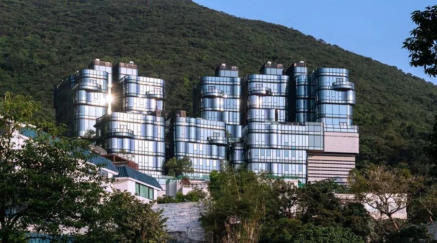 他在香港最高档住宅区里建了8幢建筑,像极了瞬息万变的海