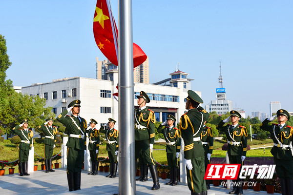 参加升旗仪式的机关干部们神情庄重,面向国旗肃然而立,凝视鲜艳的五星