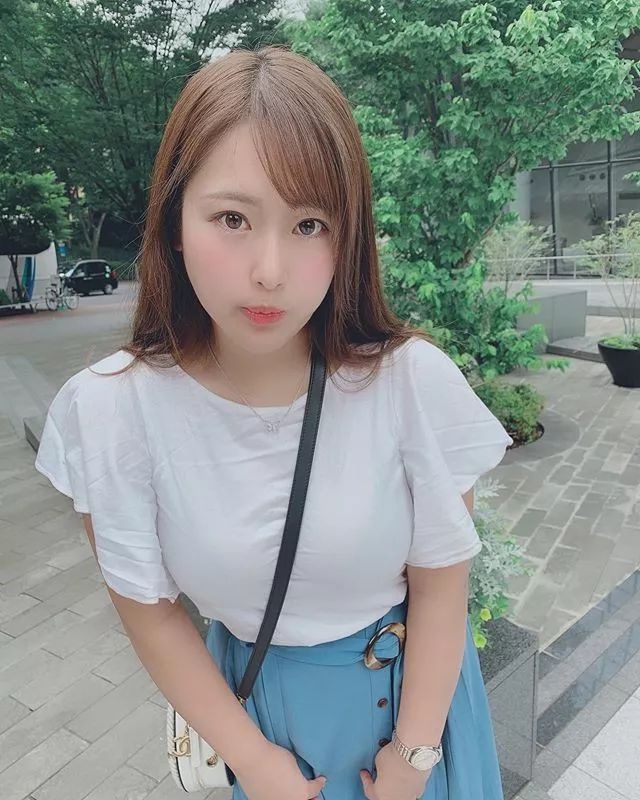 照骗奔现有多可怕？看过真人后粉丝说想把她的写真烧掉！