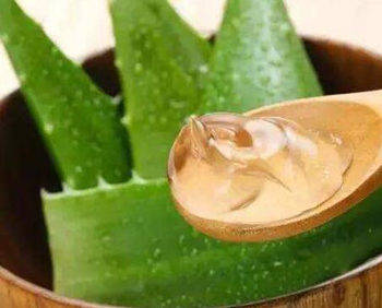 用完面膜脸发红发热涂抹芦荟胶