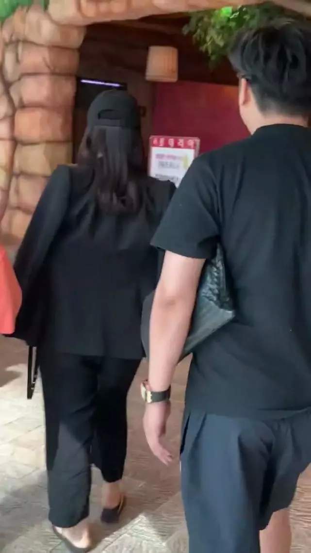 韩国偶遇李湘一家，王诗龄暴风抽高，王岳伦腋下夹包有点土