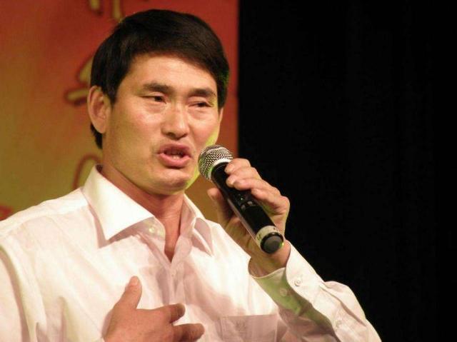 大衣哥一怒之下公布村民8年欠条,咋不看看王宝强,大衣哥心凉了