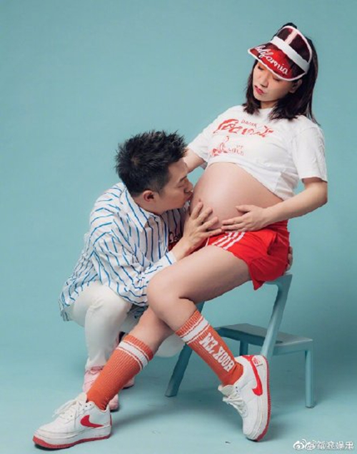 央视主持人红果果素颜出门遛娃，女儿小桔子超可爱