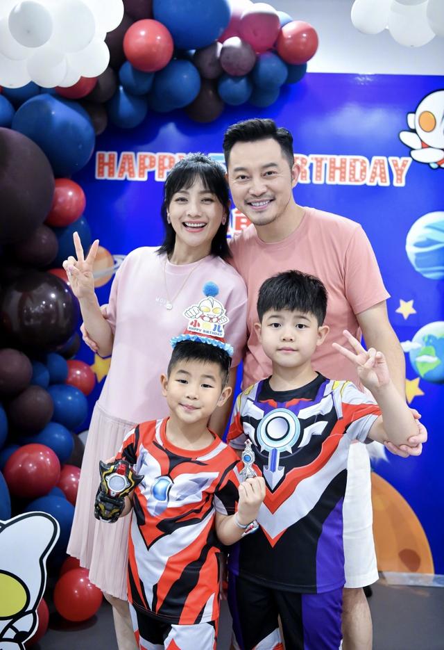 胡可为小儿子庆祝5岁生日，尼莫扮奥特曼活泼帅气