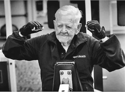 4位老人走进游泳馆，脱光衣服后，所有人都震惊了...