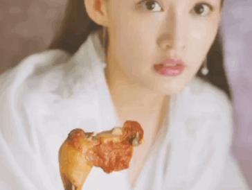 李沁表面吃着鸡腿,暗地里却拿它补妆?有微笑唇的女生不笑都很美