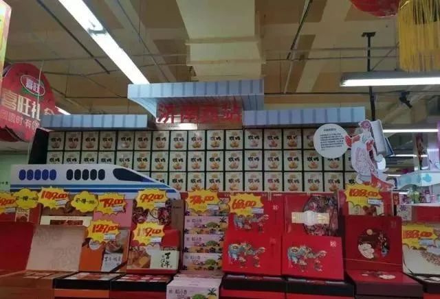 一组济南华联异形陈列| 要问我爱济南多深,请到华联卖场看看陈列