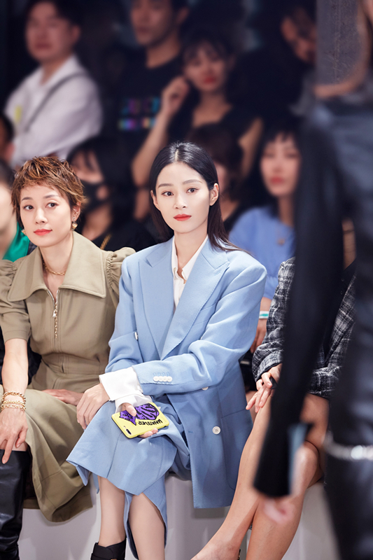 「喜天影视」王媛可苏撩气质吸睛 网友直呼西装杀太上头