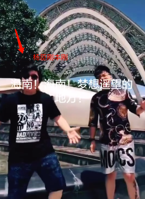 唱《老鼠爱大米》的他也变网红，近照豪气开游艇出海