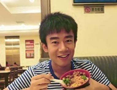戏骨李雪健帅气儿子曝光，26岁学霸北电读研，被赞最低调星二代