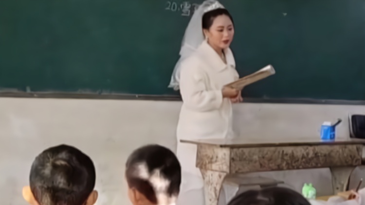 老师穿着婚纱上课 整个学校都是她的“娘家人”