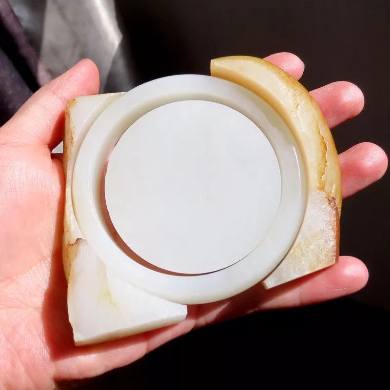 我们听的最多的就是羊脂白玉,白度,是衡量玉料是否达羊脂的一个重要