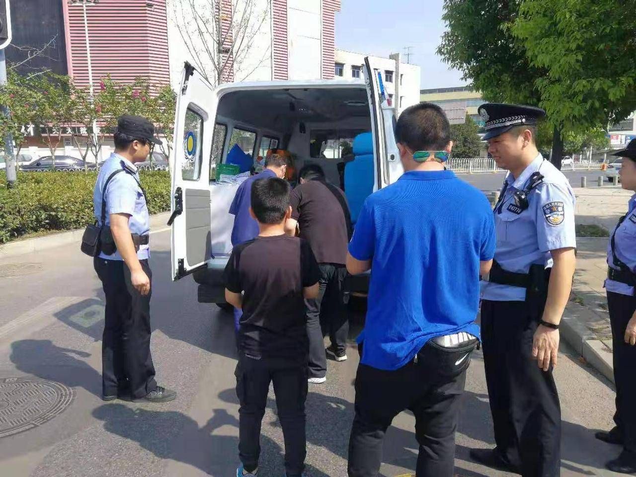 号线双墩站,轨道分局三金潭派出所民警曾汉武,辅警倪志慧正在站厅巡逻