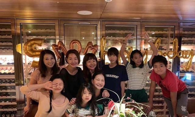 小S全家为妈妈65岁庆生，大S扎麻花辫出镜，俩姐妹喝到醉醺醺
