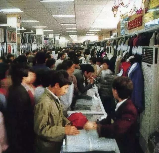 从80年代末90年代初开始,超级市场,大型综合超市,便利店,专业店,专卖