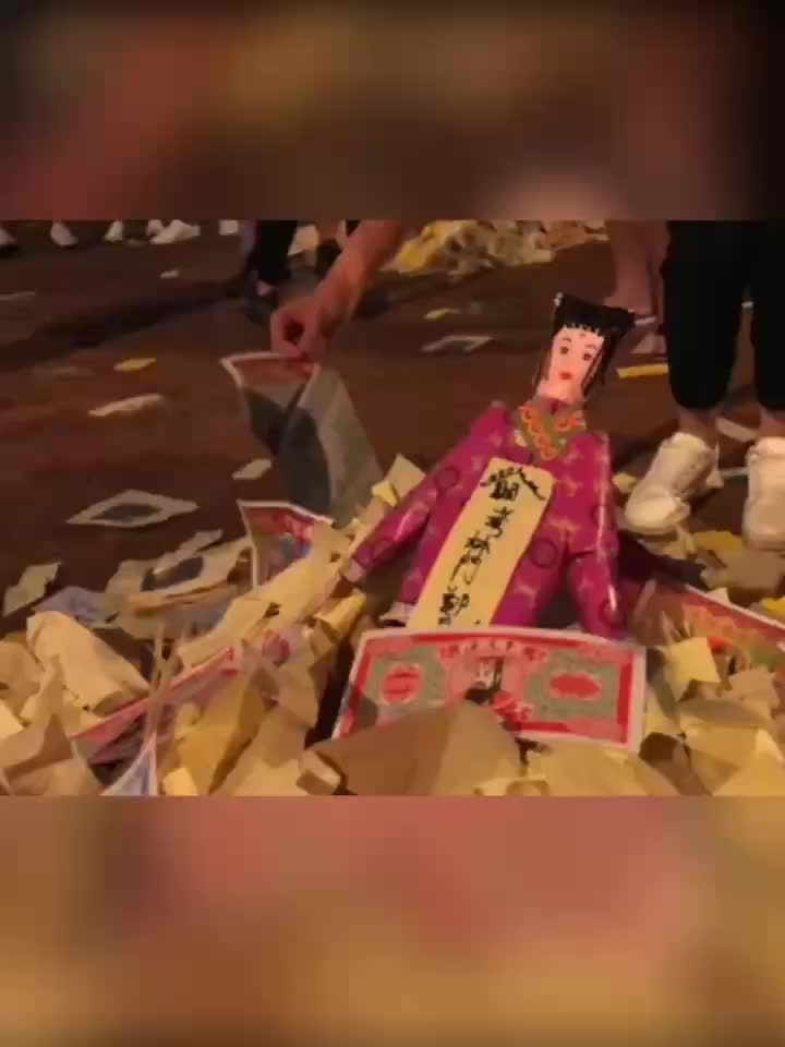 示威者在香港警察宿舍前竟扎小人,烧纸