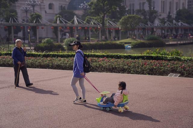 街拍花果园花果园湿地公园遛娃享暖阳这里最惬意