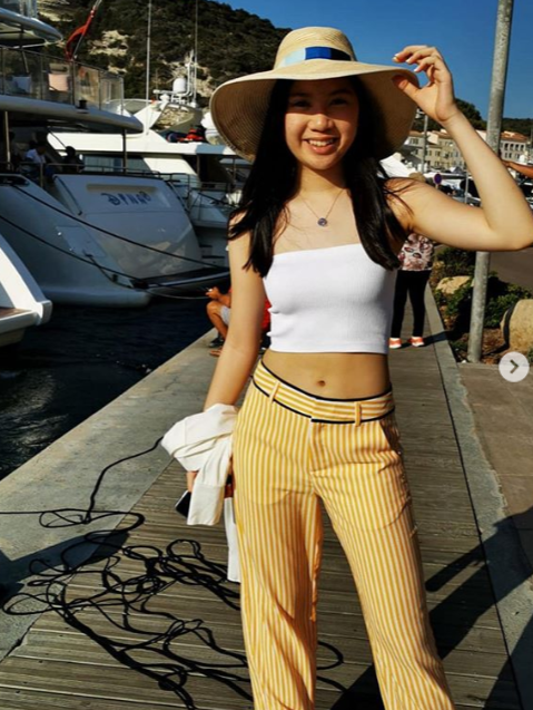 甄子丹15岁女儿穿露脐装秀小蛮腰，大长腿不输辣妈身材逆天